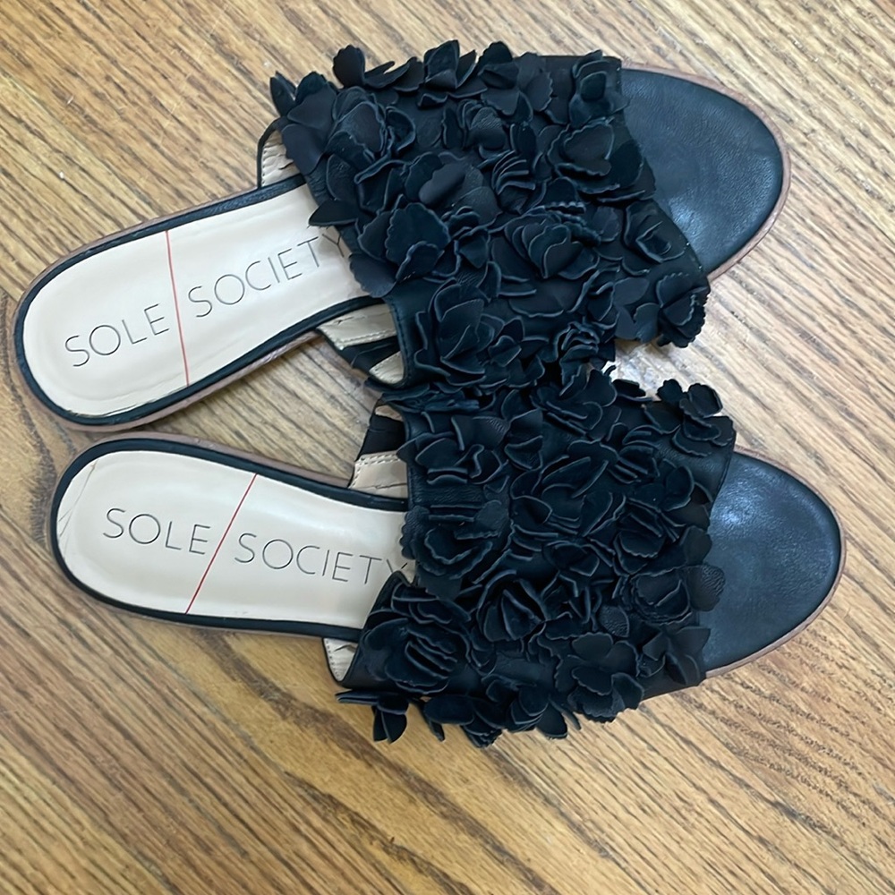 Fantastic shoes, great with a dress, a pair of shorts, a pair of jeans.